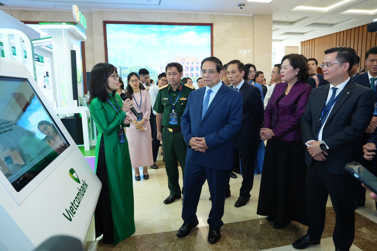 15.Thủ tướng tại gian hàng triển lãm của Vietcombank